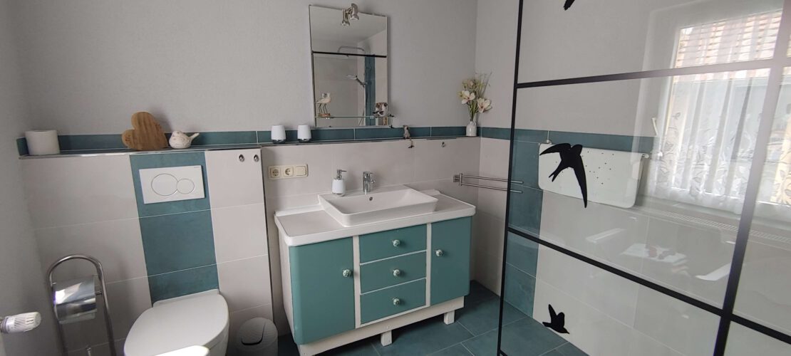 Barrierefreies Badezimmer mit ebenerdiger Dusche in Ferienwohnung Hetschburg im Weimarer Land.
